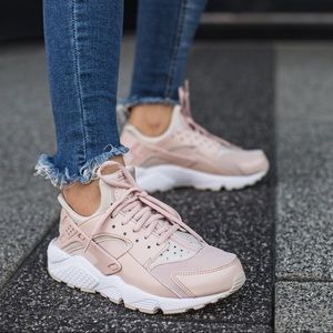 NIKE Women Air Huarache Run size 7